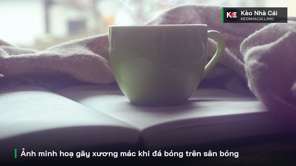 Ảnh minh hoạ gãy xương mác khi đá bóng trên sân bóng