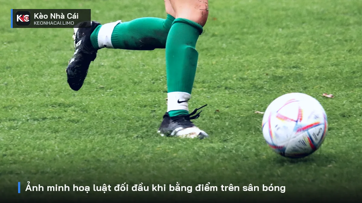 Ảnh minh hoạ luật đối đầu khi bằng điểm trên sân bóng