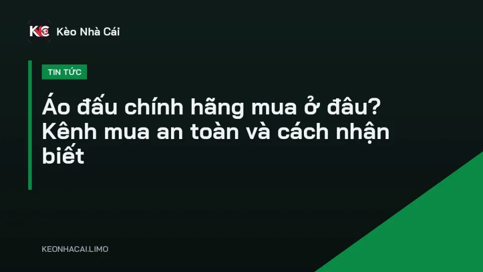 Áo đấu chính hãng treo trong cửa hàng thể thao, còn nguyên tem mác