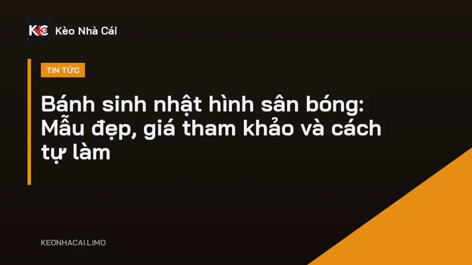 Bánh sinh nhật hình sân bóng phủ kem xanh, vạch trắng, hai khung thành mini