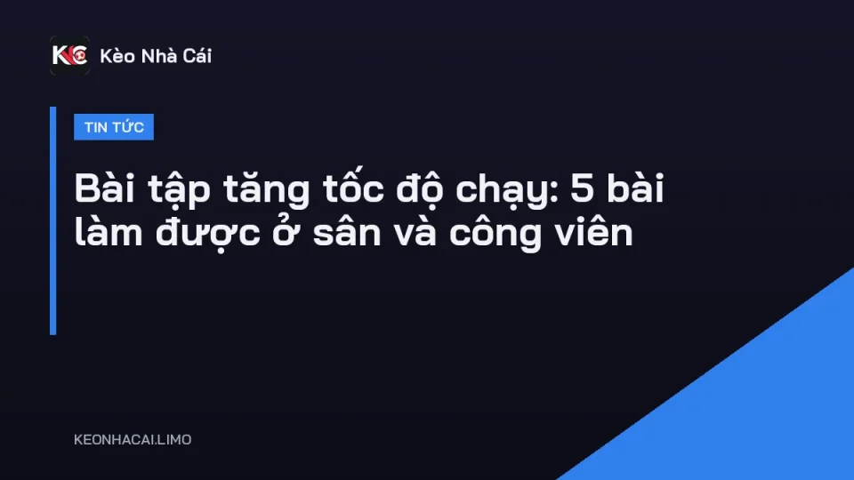 Cầu thủ chạy nước rút trên sân cỏ trong buổi bài tập tăng tốc độ chạy