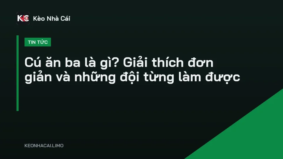 Cầu thủ giơ ba chiếc cúp mừng cú ăn ba trong bóng đá