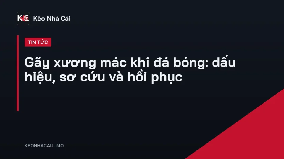Cầu thủ nằm trên sân ôm cẳng chân sau pha va chạm nghi gãy xương mác khi đá bóng