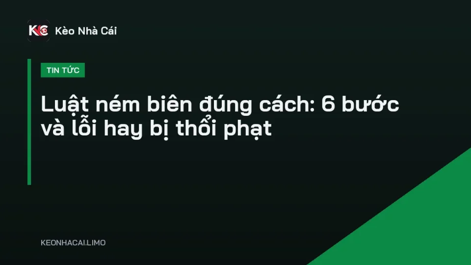 Cầu thủ ném biên đúng cách bằng hai tay qua đầu, chân đặt sát đường biên