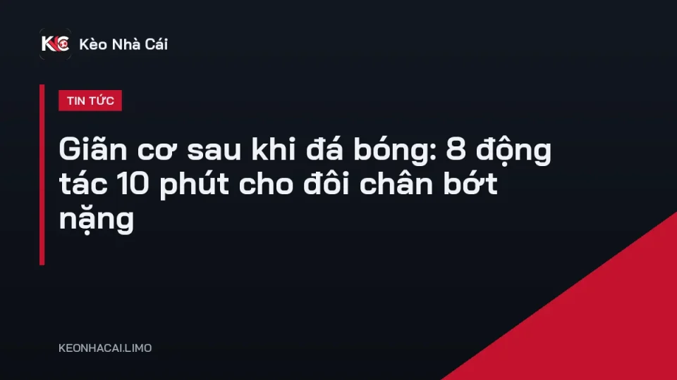 Cầu thủ nghiệp dư ngồi trên sân cỏ giãn cơ sau khi đá bóng xong trận