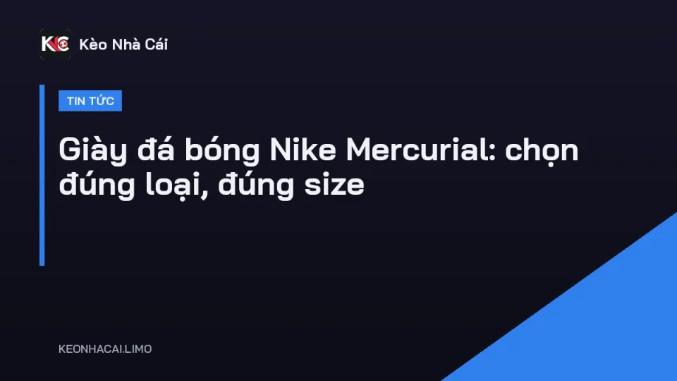 Đôi giày đá bóng Nike Mercurial Vapor đặt trên sân cỏ nhân tạo