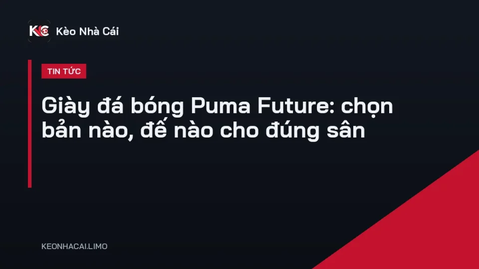 Đôi giày đá bóng Puma Future đặt trên sân cỏ nhân tạo