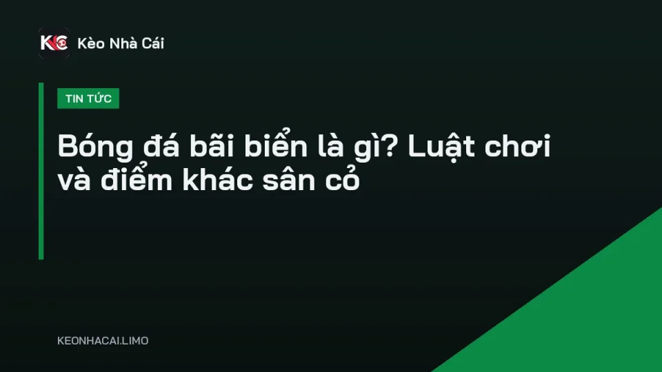 Hai cầu thủ tranh bóng trên sân cát trong trận bóng đá bãi biển