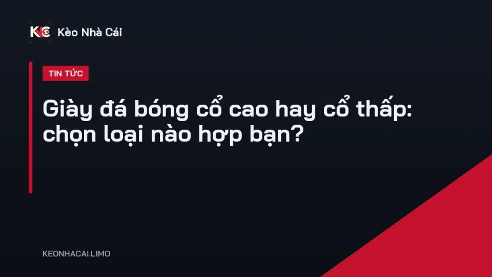 Hai đôi giày đá bóng cổ cao và cổ thấp đặt cạnh nhau trên sân cỏ