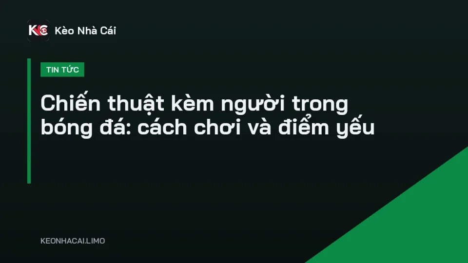 Hậu vệ bám sát tiền đạo đối phương trong chiến thuật kèm người trên sân bóng