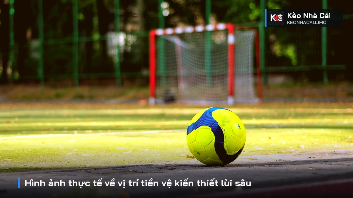 Hình ảnh thực tế về vị trí tiền vệ kiến thiết lùi sâu