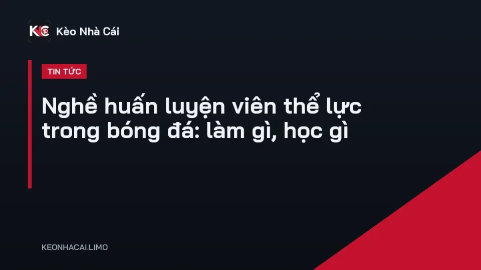 Huấn luyện viên thể lực hướng dẫn cầu thủ bóng đá tập bài chạy trên sân cỏ