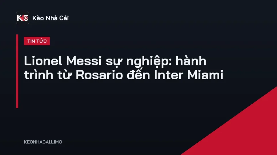 Lionel Messi giơ cao chiếc cúp vô địch World Cup 2022 cùng đội tuyển Argentina