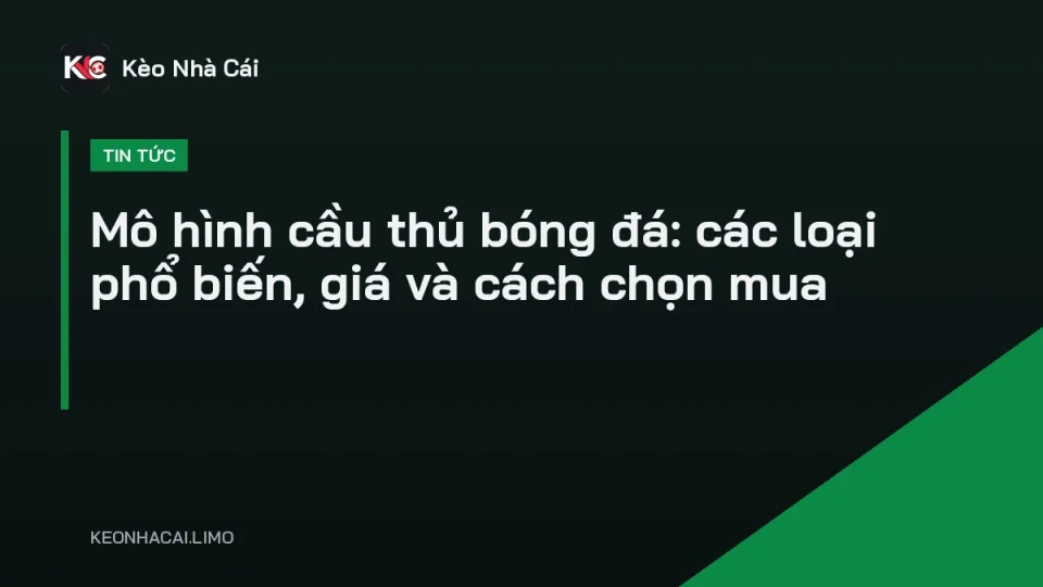 Mô hình cầu thủ bóng đá mini trưng bày trên kệ cùng áo đấu