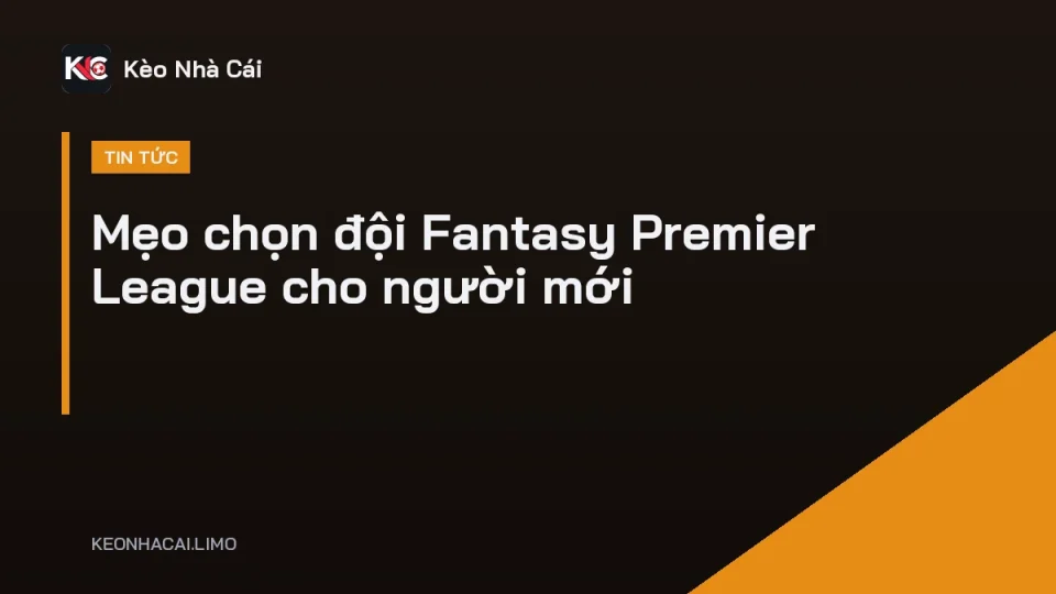 Người chơi xếp đội hình Fantasy Premier League trên điện thoại với sơ đồ sân bóng