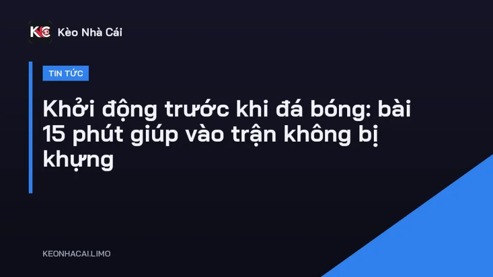 Nhóm cầu thủ phong trào khởi động trước khi đá bóng trên sân cỏ nhân tạo