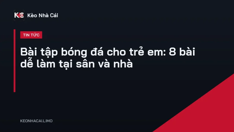 Nhóm trẻ em rê bóng qua cọc nhỏ trong buổi tập bóng đá trên sân cỏ