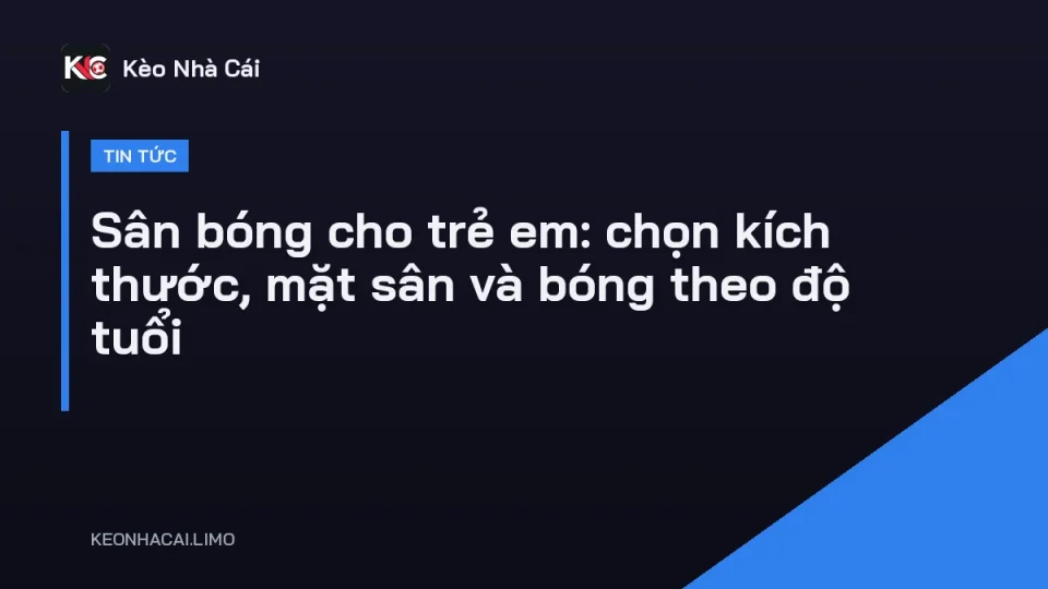 Sân bóng cho trẻ em cỏ nhân tạo với khung thành nhỏ và bóng số 4