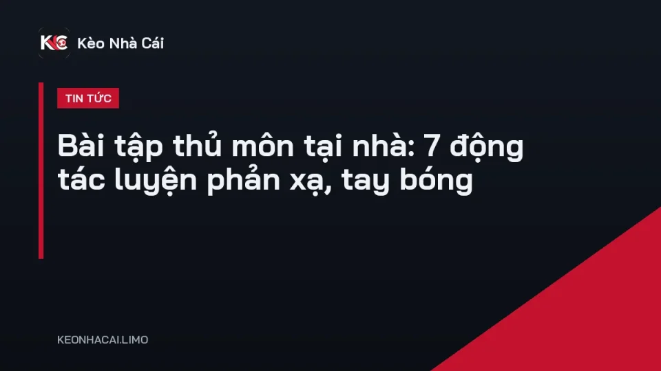 Thủ môn trẻ tập bài tập thủ môn tại nhà với bóng và tường trong sân nhỏ