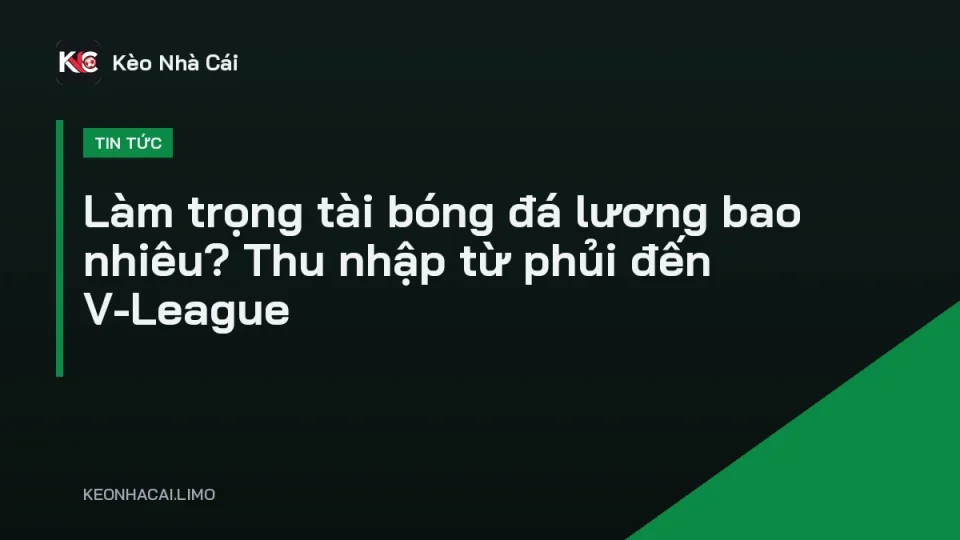 Trọng tài chính V-League giơ thẻ vàng trong trận đấu trên sân cỏ