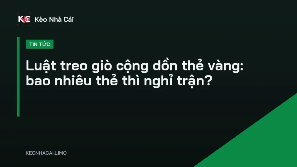 Trọng tài rút thẻ vàng với cầu thủ trong trận đấu, minh hoạ luật treo giò cộng dồn thẻ vàng